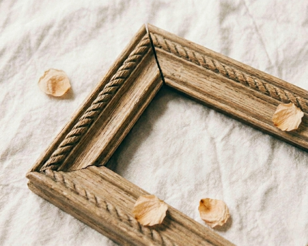 Cornice di legno vuota su lino; metafora del perché un sito non appare su Google se privo di contenuti.