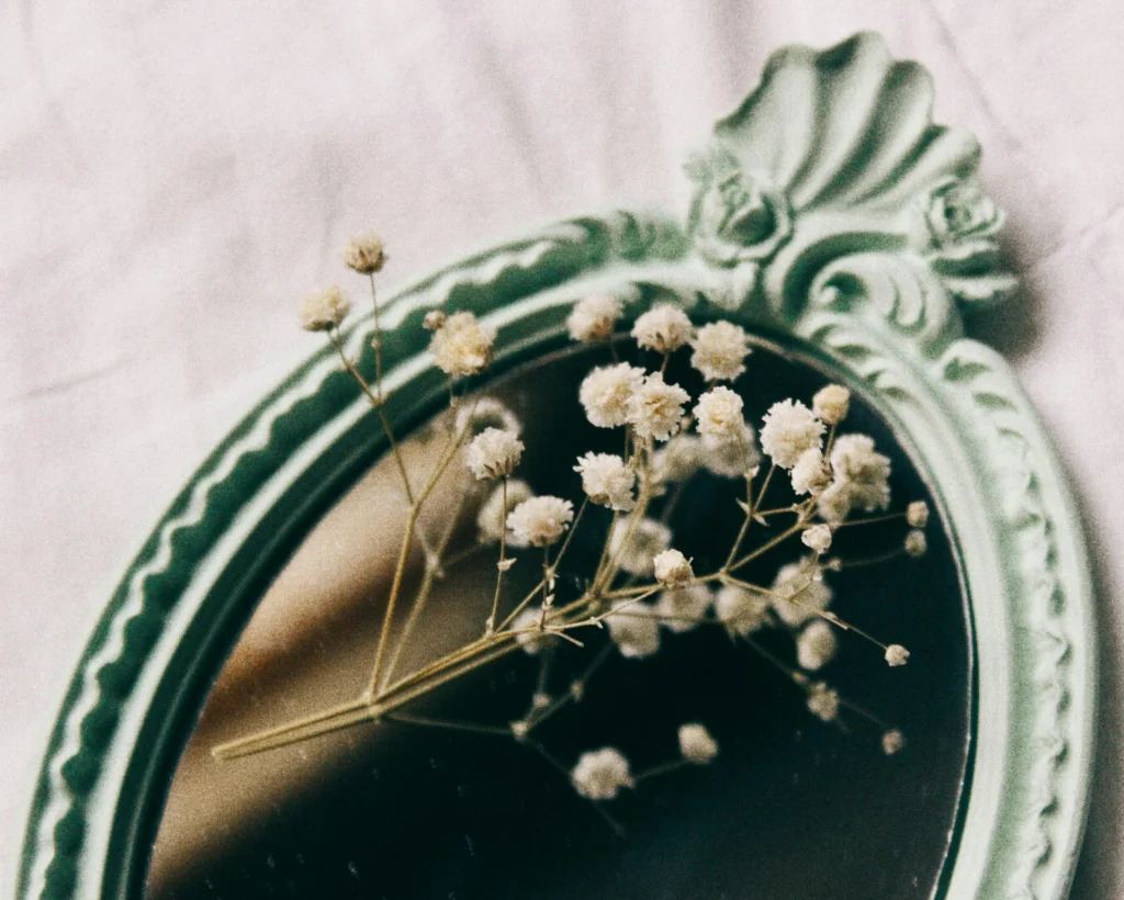 Decorative mirror with small white flowers, a symbolic image of a website that converts and user perception.